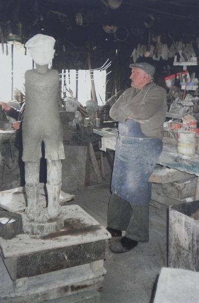 Gabriel Albert dans son premier atelier en 1985. Une statue est en cours de création. (c) LaM (Lille Métropole Musée d'art moderne, d'art contemporain et d'art brut) / photographie d'André Escard.
