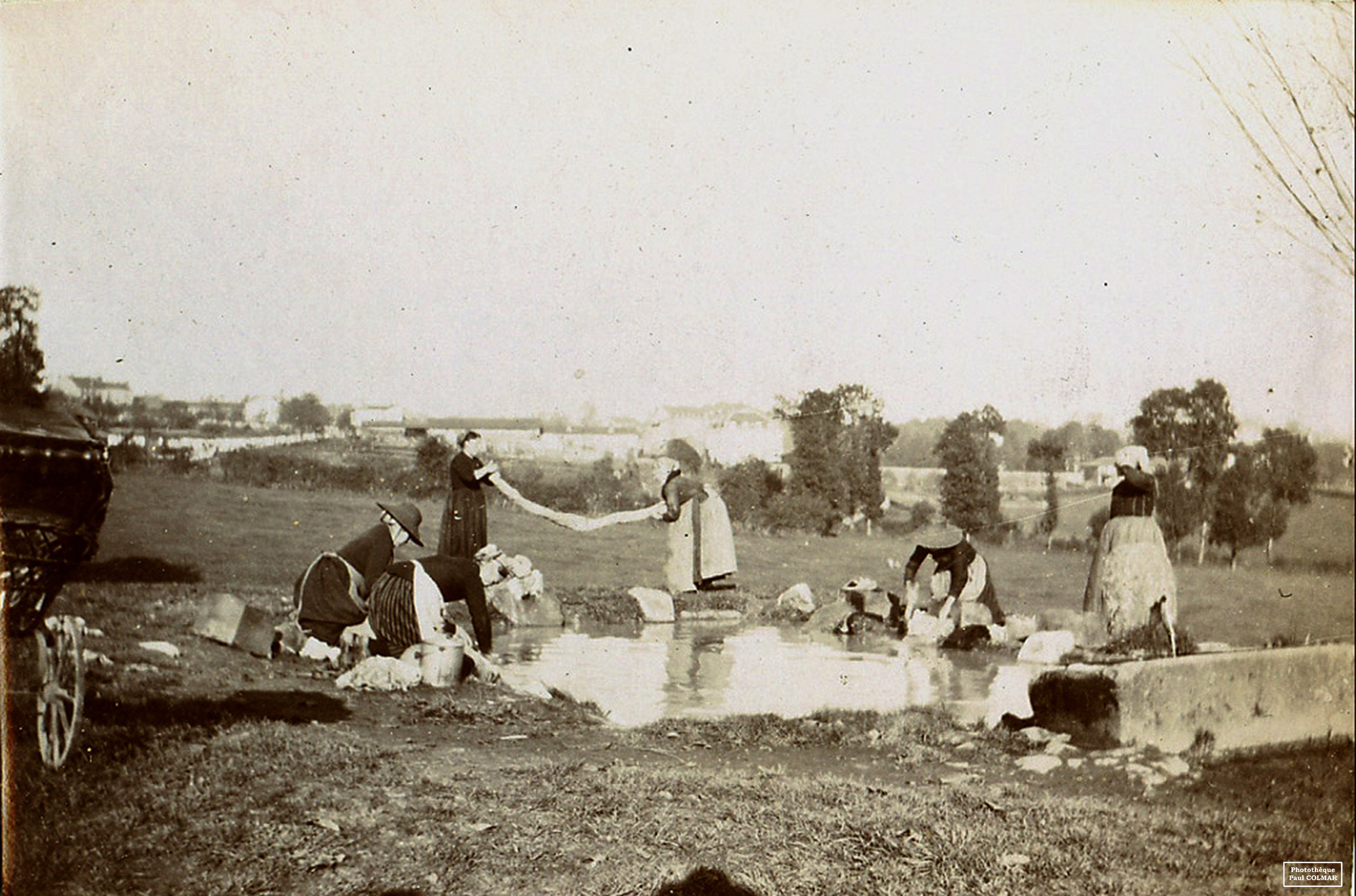 Lavoir et laveuses dans le quartier Sainte Claire de Limoges, 1898 (c) Photothèque Paul Colmar