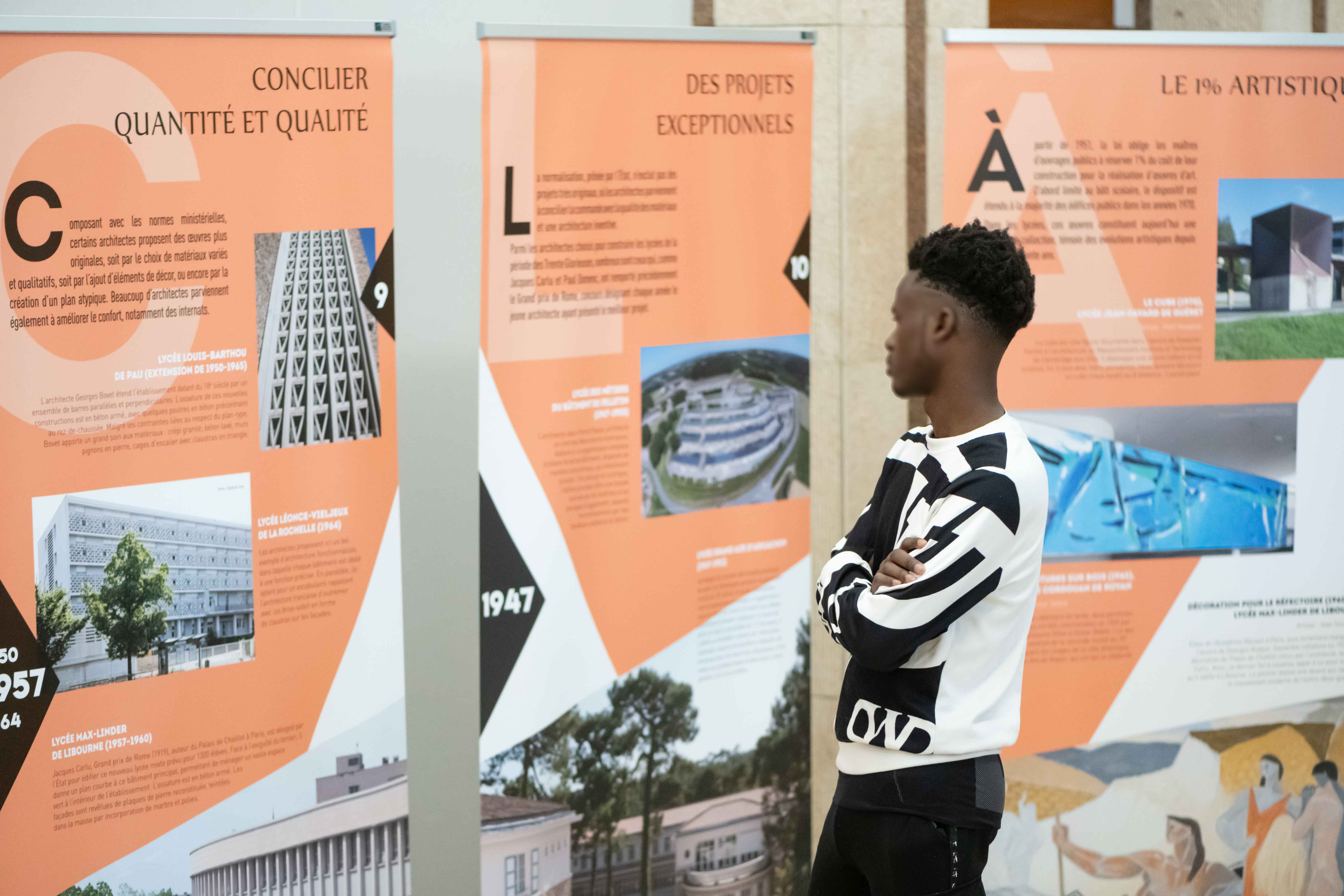 Visite de l'exposition sur les lycées par les lycéens de Bourganeuf (c) Région Nouvelle-Aquitaine, C. Descubes