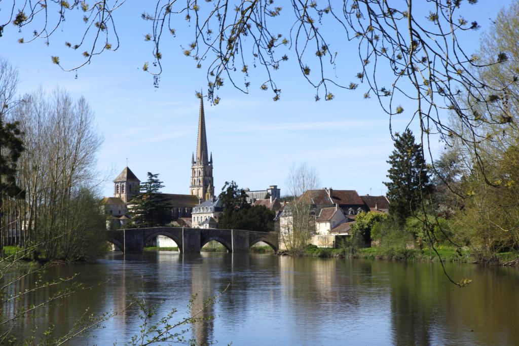 L'abbaye de Saint-Savin et le vieux pont vus depuis l'aval. (c) Région Nouvelle-Aquitaine, Inventaire général du patrimoine culturel, R. Jean.