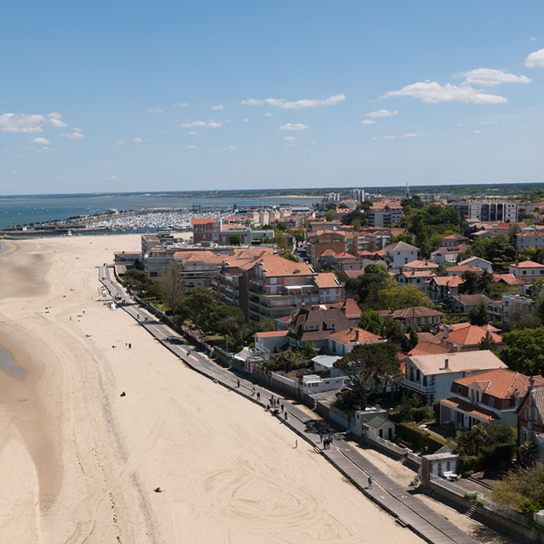 Arcachon, Vue de la ville et de la plage vers le port depuis une grande roue sur la jetée d'Eyrac © Région Nouvelle-Aquitaine, Adrienne Barroche, 2016