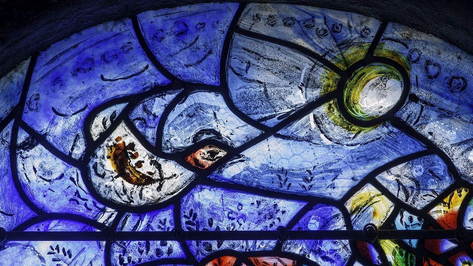 Vitrail de Marc Chagall © Région Nouvelle-Aquitaine, Inventaire Général du patrimoine culturel, J. Chalard-Deschamps