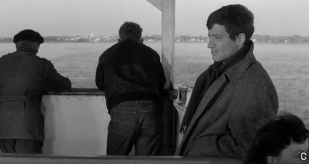 L’acteur Jean-Paul Belmondo sur le bac face à Blaye. Capture d’écran du film Moderato Cantabile, 1960.