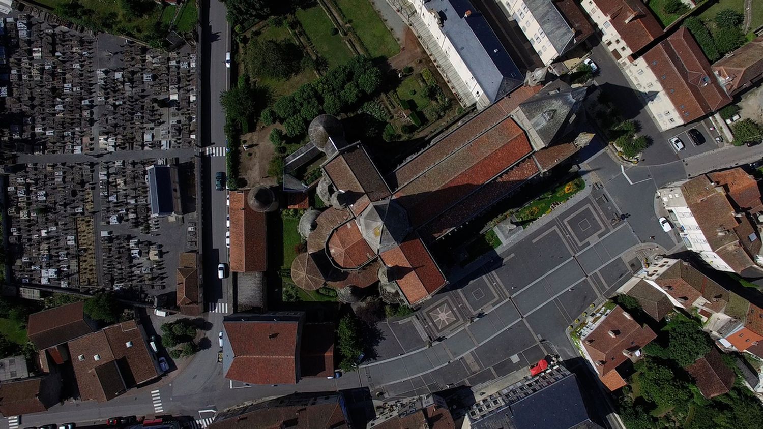 Vue aérienne de la collégiale du Dorat © Région Nouvelle-Aquitaine, Inventaire général du patrimoine culturel, Dragonfly