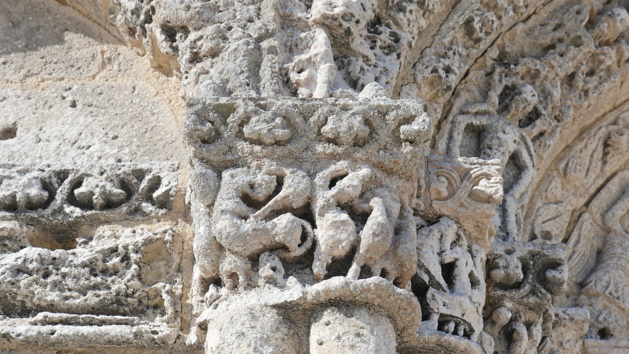 Chapiteau sculpté de l'église Sainte Radegonde © Région Nouvelle-Aquitaine, Inventaire Général du patrimoine culturel, J. Chalard-Deschamps 