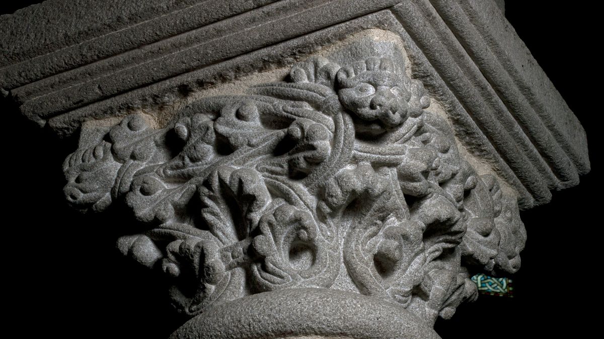 Chapiteau sculpté, végétaux entrelacés © Région Nouvelle-Aquitaine, Inventaire général du patrimoine culturel, P. Rivière