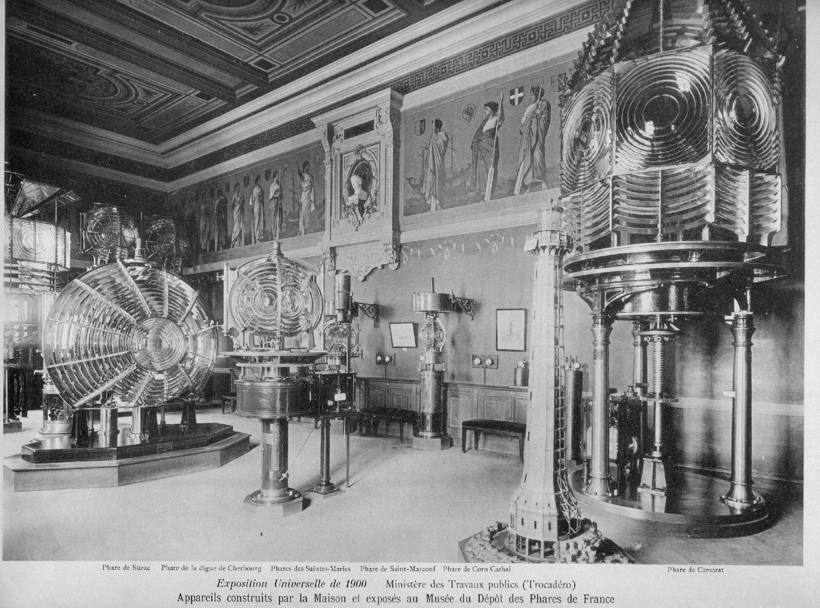 Le musée des phares à Paris en 1900. Extrait de : Le phare de Cordouan. Site du Ministère de la Culture (mis en ligne en 2012, mis à jour en 2020).