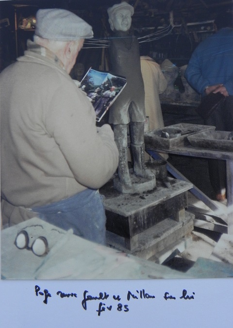 Gabriel Albert lit un article le concernant dans son premier atelier en 1985. Une statue est en cours de création. (c) LaM (Lille Métropole Musée d'art moderne, d'art contemporain et d'art brut) / photographie d'André Escard.