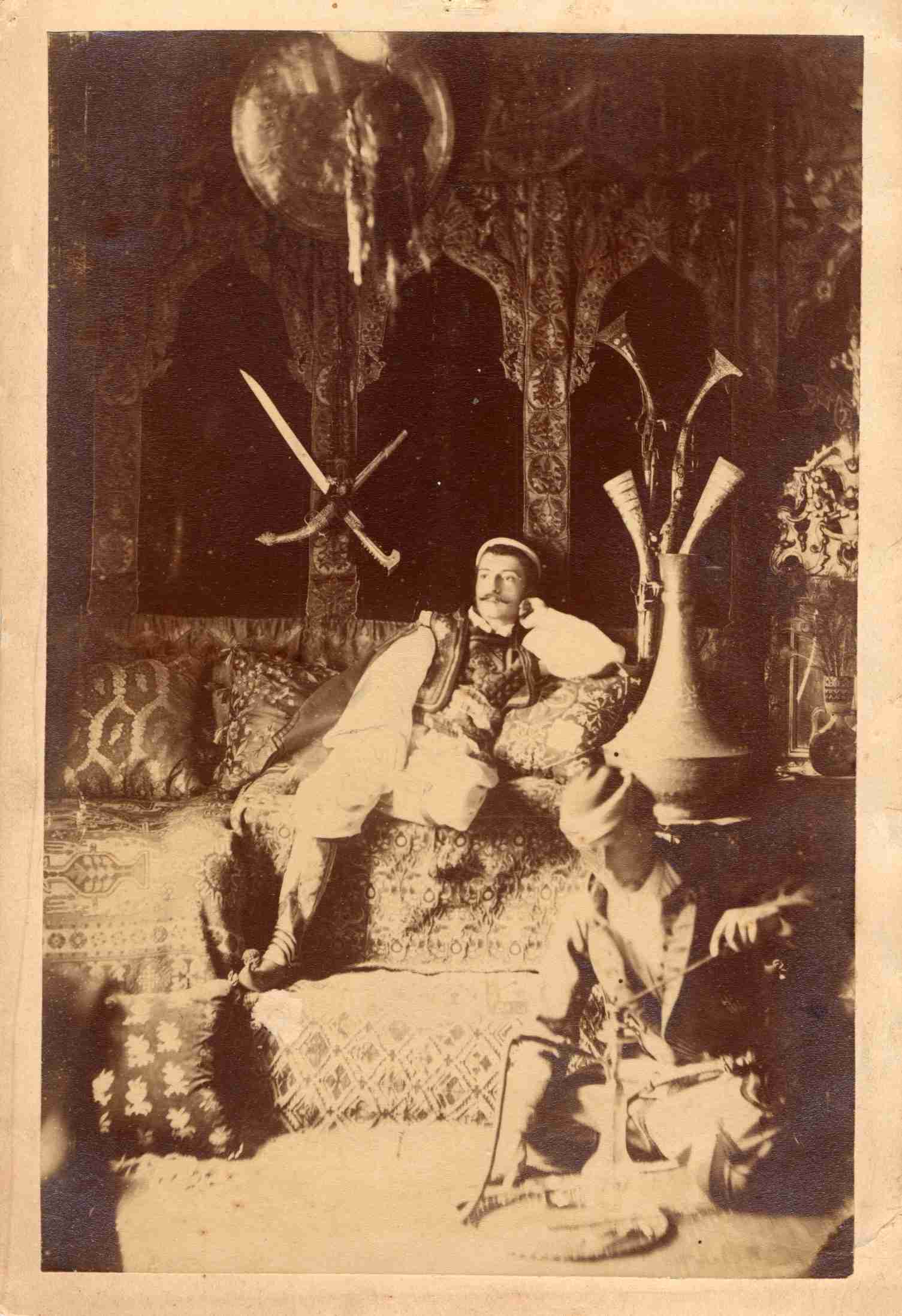 Pierre Loti dans son salon turc vers 1878. (c) Ville de Rochefort (MPL H 12)