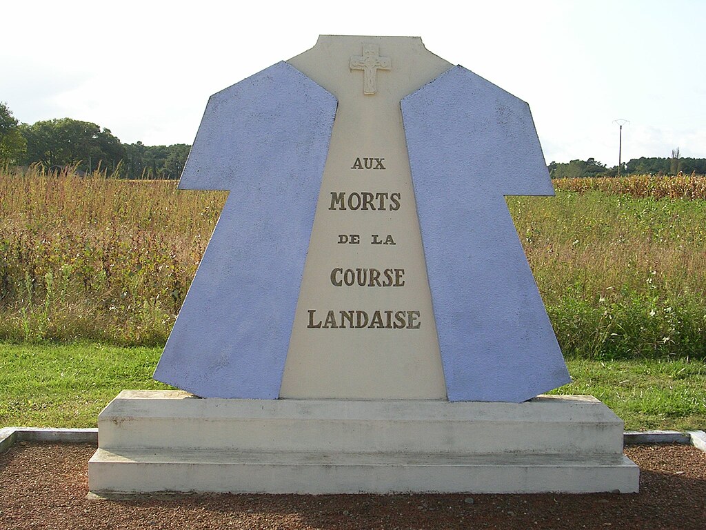 Monument aux morts de la course landaise, faisant face à la chapelle Notre-Dame de la Course Landaise. © CC. Jibi44