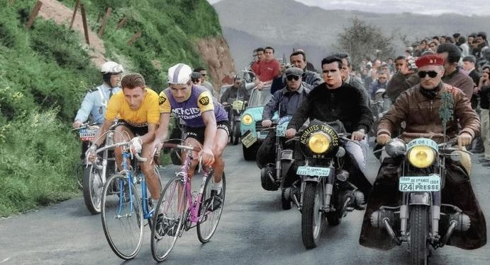 Jacques Anquetil et Raymond Poulidor dans la légendaire montée du Puy de Dôme, Tour de France 1964. (c) Presse_sports