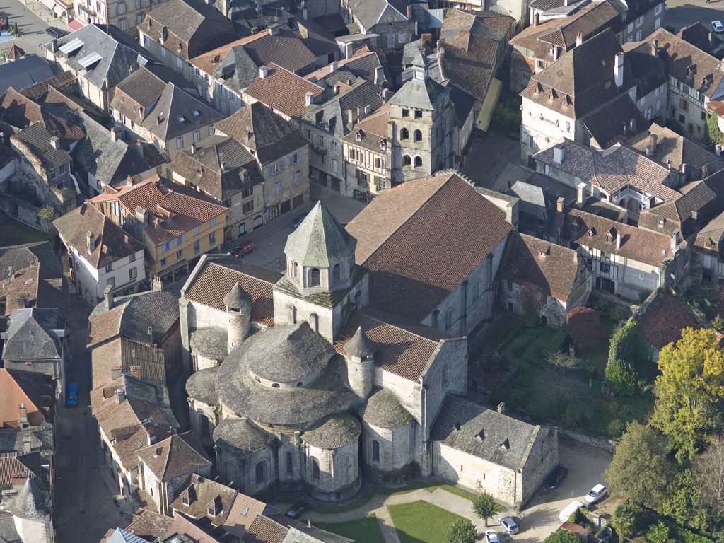 Vue aérienne de l'abbatiale de Beaulieu © CRT Nouvelle-Aquitaine
