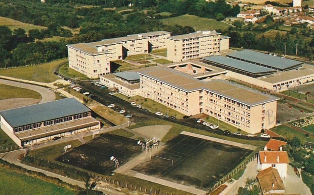 Cité scolaire Gaston-Crampe. Vue aérienne. Carte postale, vers 1970. (coll. part.). (c) Région Nouvelle-Aquitaine, Inventaire général du patrimoine culturel.