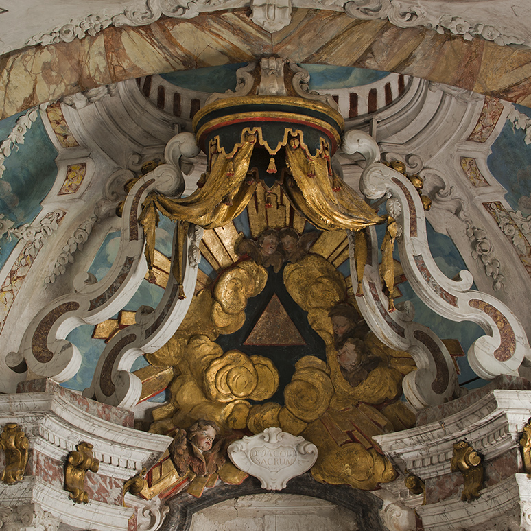 Laurède, Église paroissiale Saint-Jacques, Maître-autel, couronnement du baldaquin © Région Nouvelle-Aquitaine, Michel Dubau, 2015