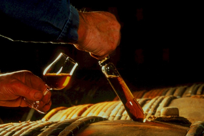 La prouvette du maître de chai est une petite fiole de verre qui sert  pour prélever les échantillons de cognac dans les fûts. Au 17e siècle, elle était utilisée par les Hollandais pour mesurer la teneur en alcool du produit distillé. © BNIC/ Jean-Yves Boyer.