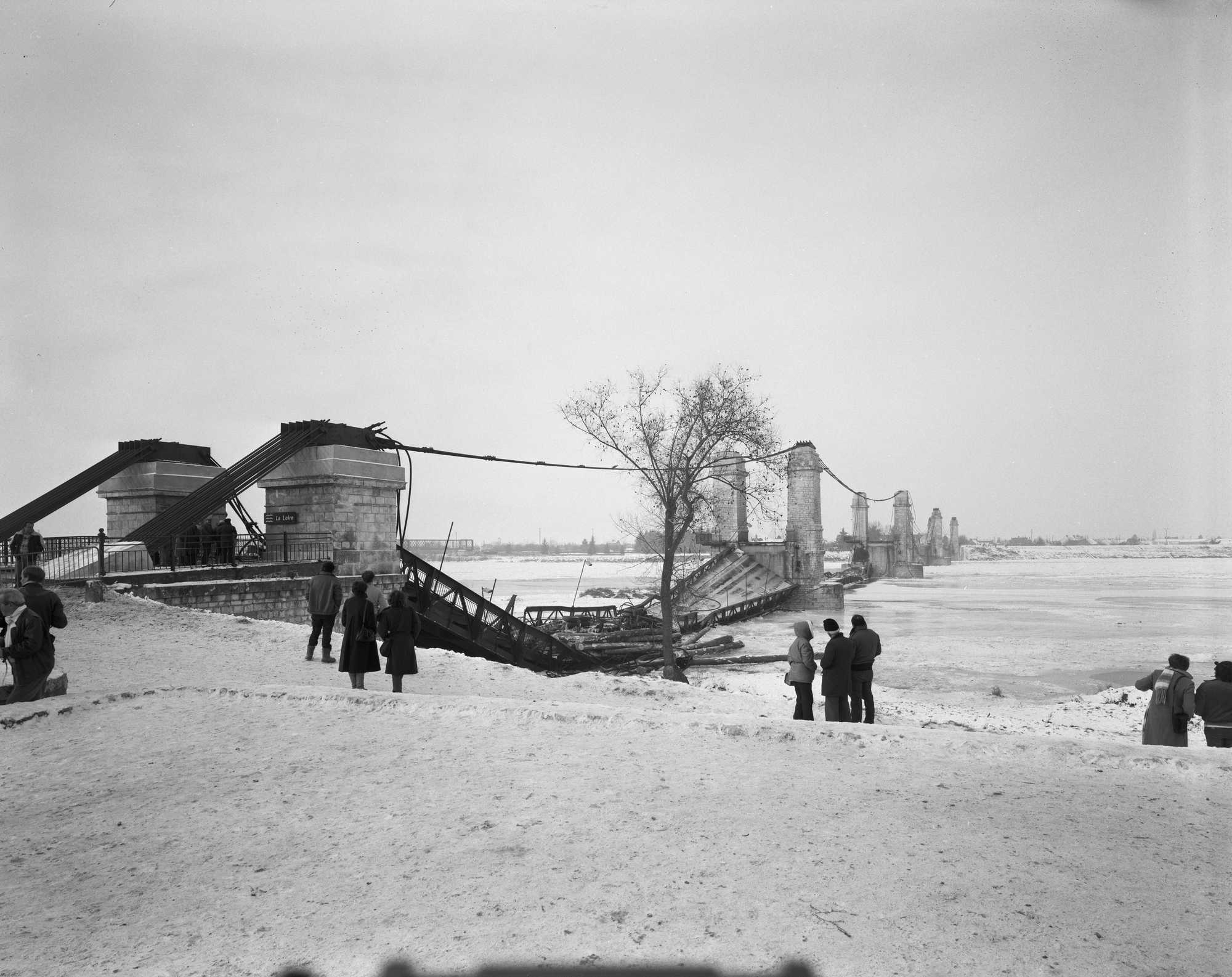 Le pont de Sully-sur-Loire emporté par les glaces sur la Loire (1985). (c) Archives départementales du Loiret, CL-VUE 20710.