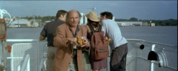 L’acteur Jean-François Stevenin sur le bac face à Blaye. Capture d’écran du film Mischka, 2000.