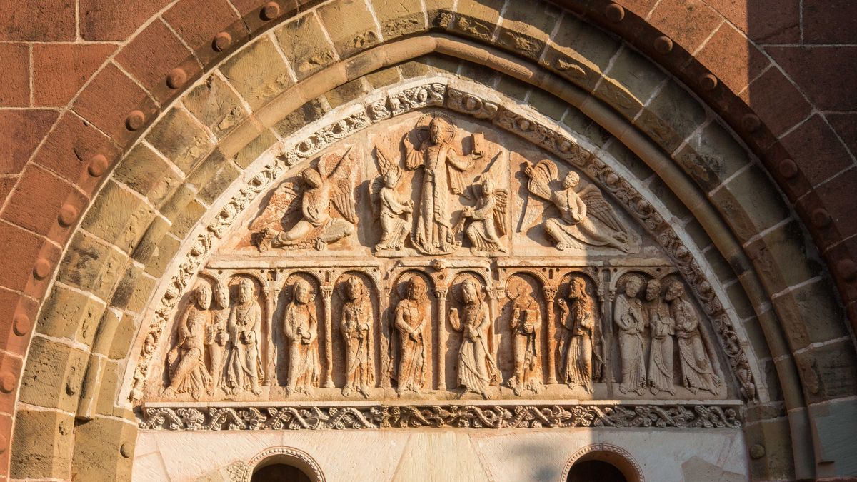Tympan du portail de l'église de Collonges-la-Rouge © Région Nouvelle-Aquitaine, Inventaire général du patrimoine culturel, P. Rivière