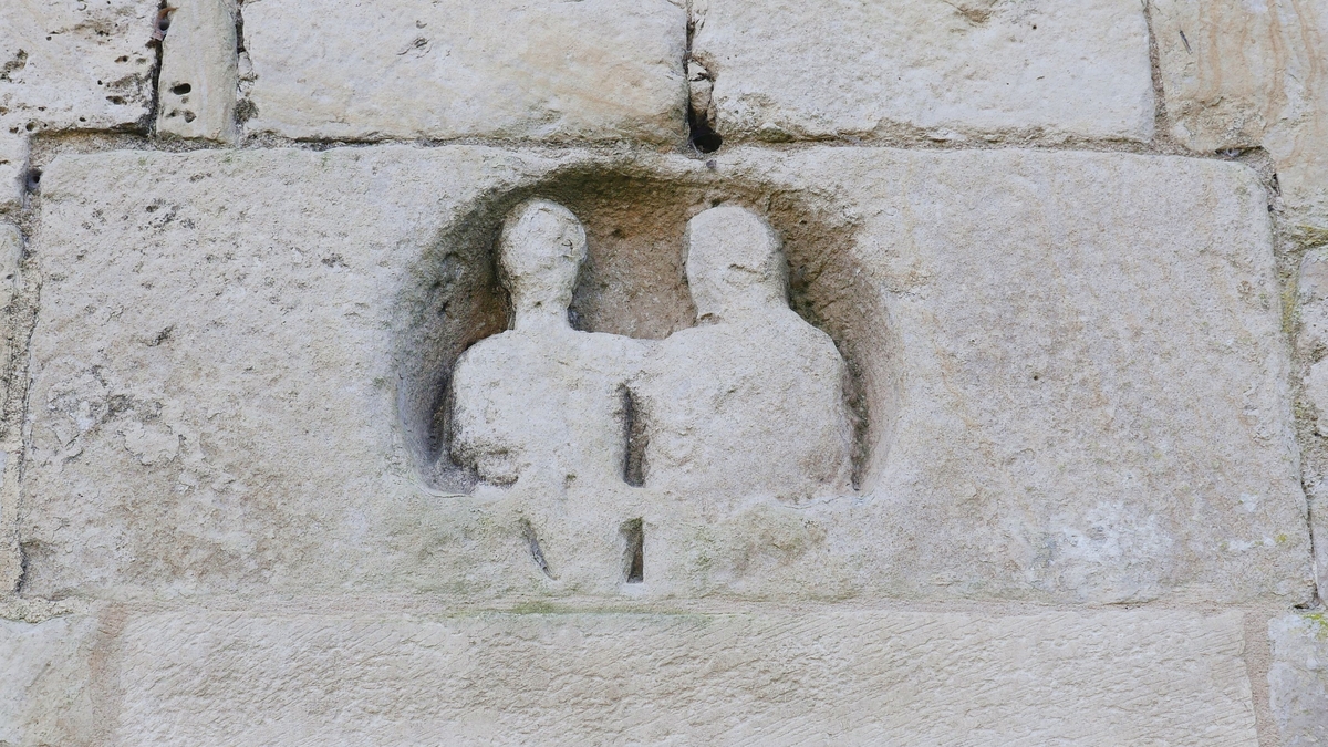 stèle gallo-romaine utilisée comme linteau sur l'église Saint-Hilaire de Melle© Région Nouvelle-Aquitaine, inventaire général du patrimoine culturel, J. Chalard-Deschamps