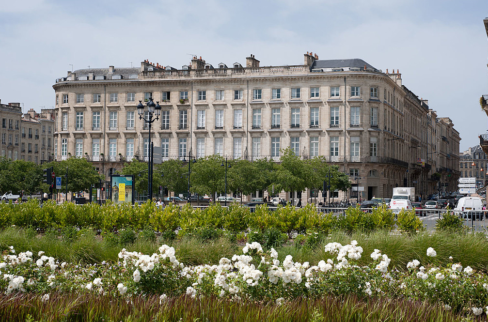Vue de la façade de l'Ilot Louis comprenant (à droite) les hôtels de Lamolère et Raby © Région Aquitaine, Inventaire général,