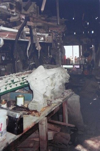 L'intérieur du premier atelier en 1985. Plusieurs têtes modelées sont visibles.. (c) LaM (Lille Métropole Musée d'art moderne, d'art contemporain et d'art brut) / photographie d'André Escard.