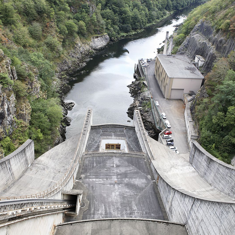Barrage de l’Aigle, vue de la courbe ascendante de l'évacuateur de crue en saut de ski prise depuis le couronnement du barrage © Région Nouvelle-Aquitaine, Philippe Rivière, 2012