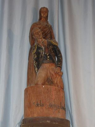 Statue en bois de la sainte Vierge et d’un écarteur blessé. © CC. Jibi44