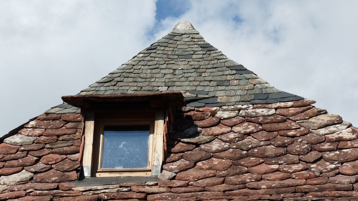 Toiture en ardoise et lauze de grès rouge © Région Nouvelle-Aquitaine, Inventaire général du patrimoine culturel, Dragonfly