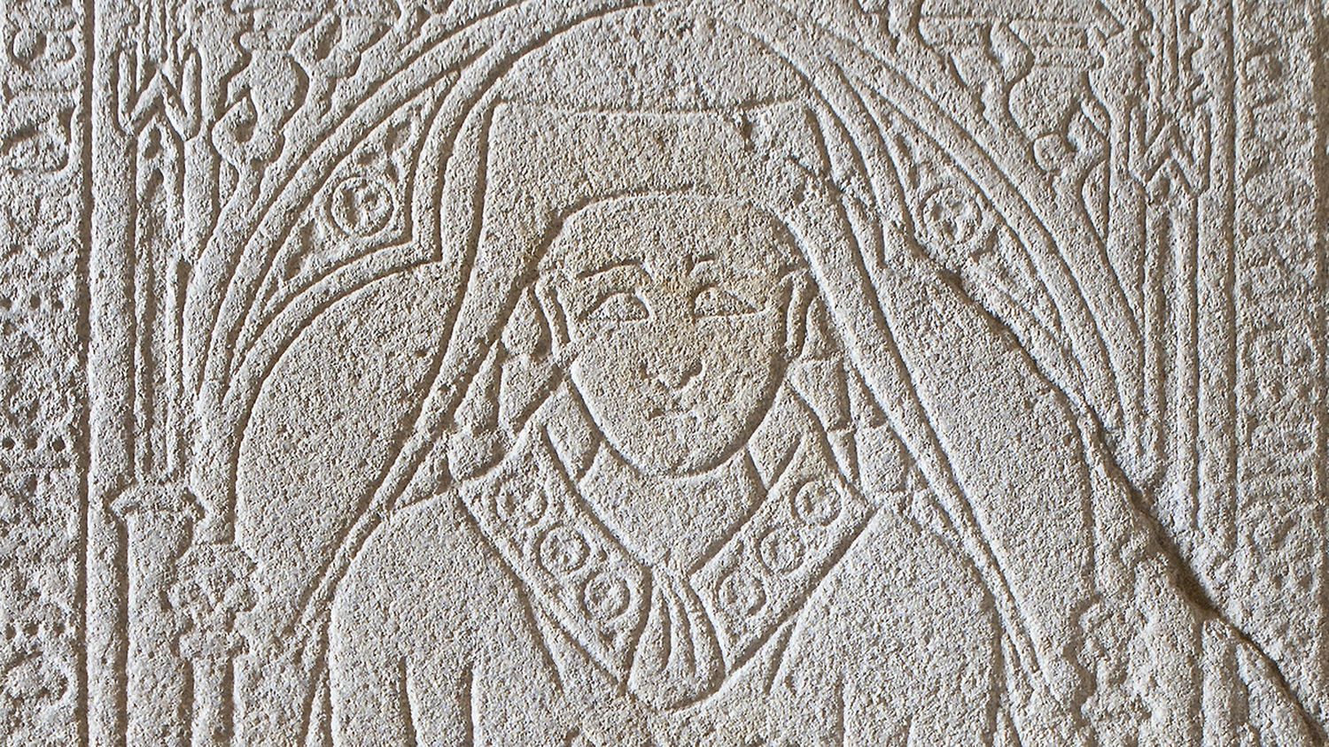 Chanoine gravé sur une pierre tombale © Gallica BNF