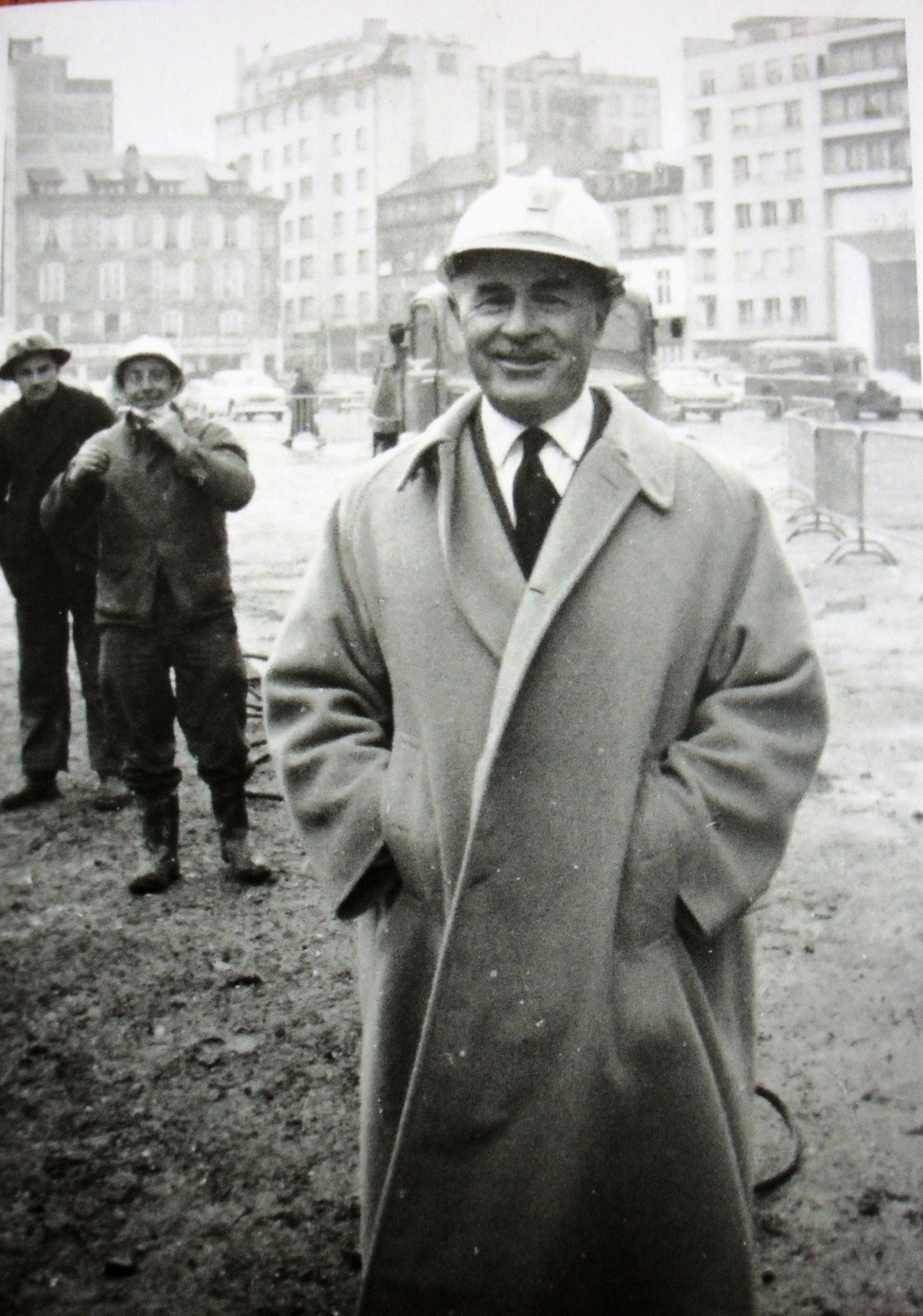 André Pécaud en 1963 Place de la République à Limoges après l'incendie des Nouvelles Galeries (c) Archives privées, Vincent Pécaud