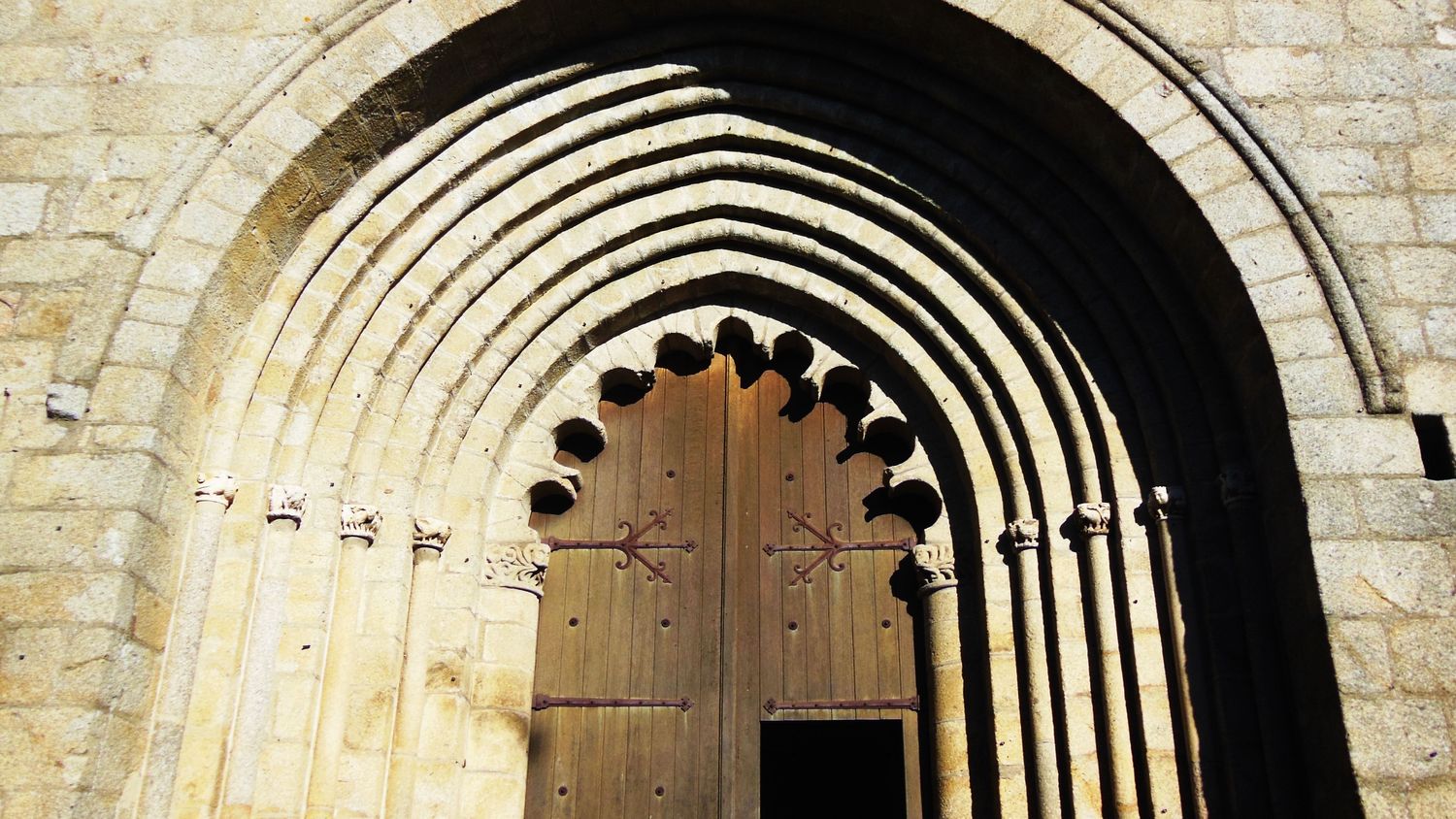 Portail de l'église abbatiale © Région Nouvelle-Aquitaine, Inventaire général du patrimoine culturel, J. Chalard-Deschamps