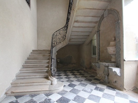 Château Duplaà d'Escout à Gelos, escalier de l'ancien hôtel remonté. (c) Cécile Devos