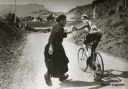 L'abbé Masie tendant au bidon au cycliste-verrier, Henry Anglade. (Coll. part.)