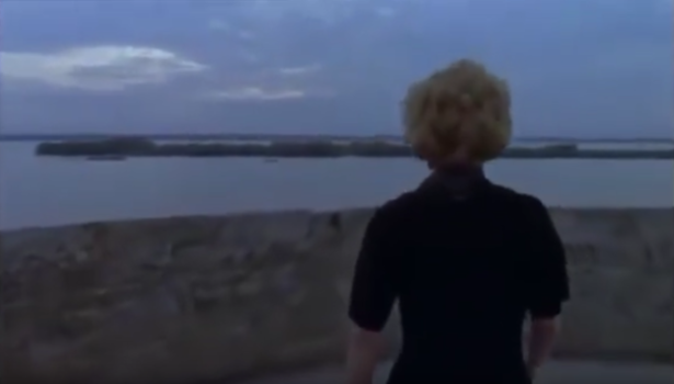 L’actrice Marie Dubois face à l’estuaire, sur la tour de l’Eguillette de la citadelle de Blaye. Capture d’écran du film La Menace, 1977.