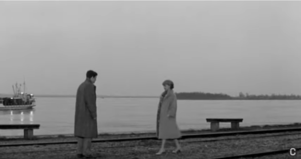 Les acteurs Jean-Paul Belmondo et Jeanne Moreau sur le port de Blaye, le long de l’estuaire. Capture d’écran du film Moderato Cantabile, 1960.