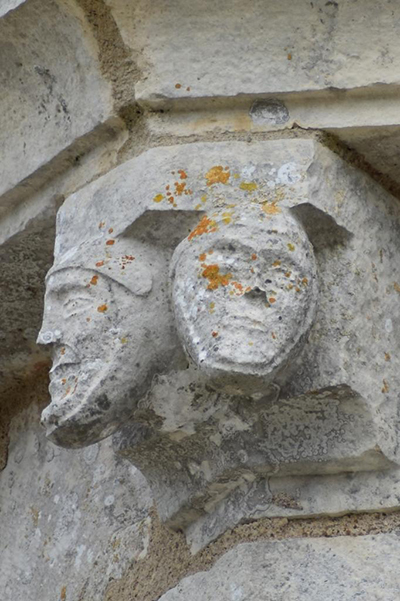 Église Saint-Hilaire. Jardres (Vienne). Détail du clocher (modillon représentant deux têtes humaines casquées).