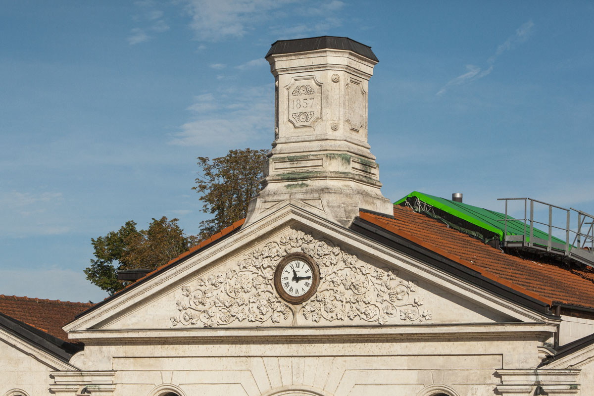 Détail de l'un des frontons ornés des chais, devenus usine métallurgique et usine de feutre, actuellement musée de la Bande Dessinée à Angoulême. (c) Région Nouvelle-Aquitaine, Inventaire Général du Patrimoine Culturel / C. Rome.