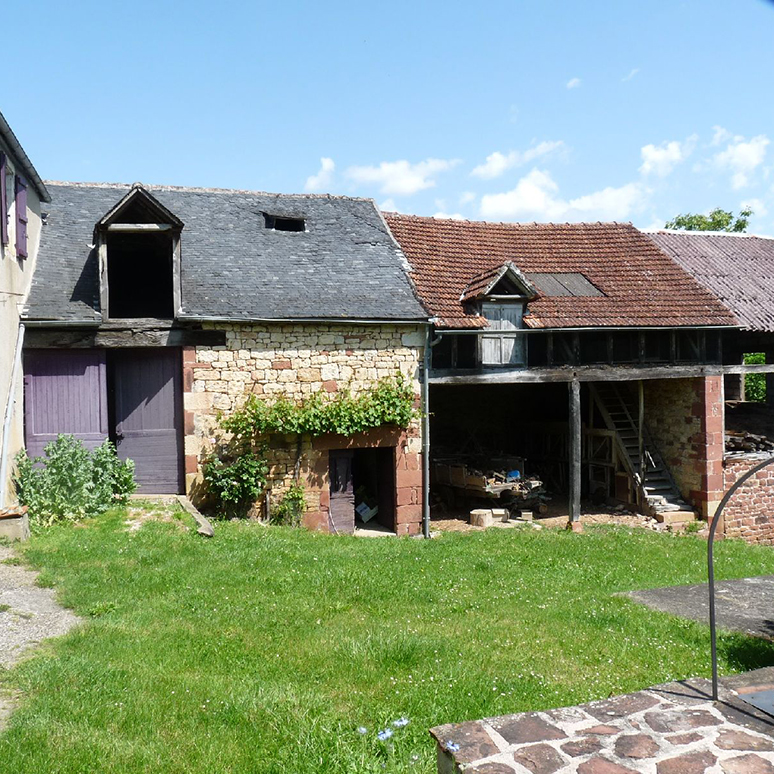 Collonges-la-Rouge, ferme, vue générale de la grange-étable et du séchoir à noix © Région Nouvelle-Aquitaine, Ville de Collonges-la-Rouge, Agnès Brahim-Giry
