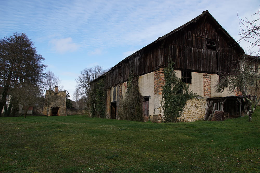 La halle à charbon et le haut fourneau en 2020. © Inventaire général du patrimoine culturel, PNR des Landes de Gascogne