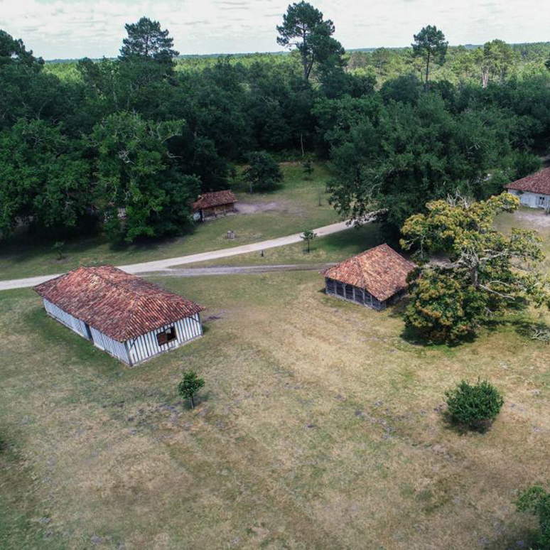 Sabres, Ecomusée de Marquèze : vue aérienne depuis l'ouest © Région Nouvelle-Aquitaine, Parc naturel régional des Landes de Gascogne