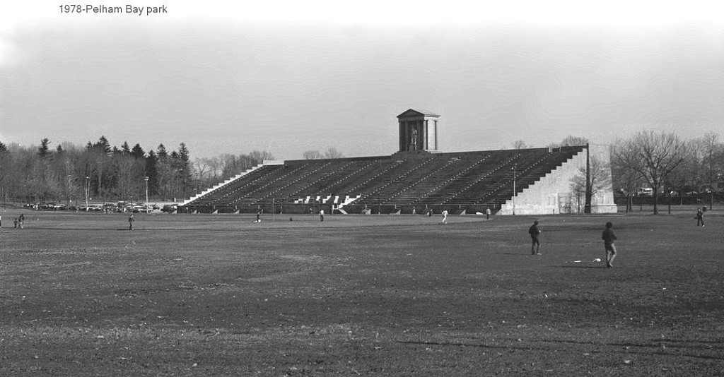 Fig. 14. Le Rice Stadium, Pelham Bay Park, New York, en 1978 (photo site « The Beloved Infidel »).
