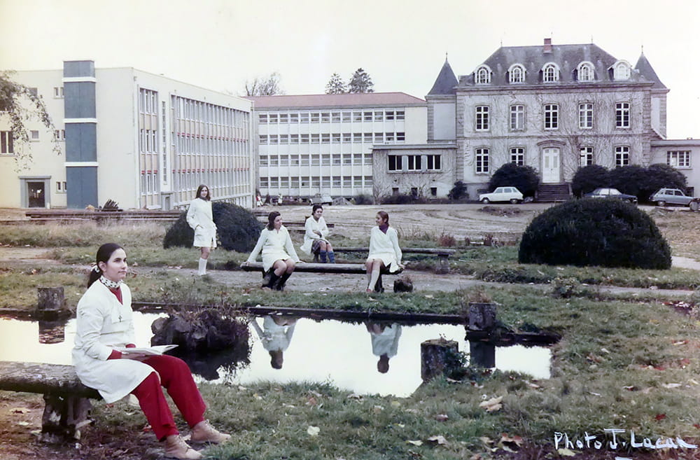 Jeunes filles du collège féminin à l’emplacement de la roseraie, 1973 © Collection particulière