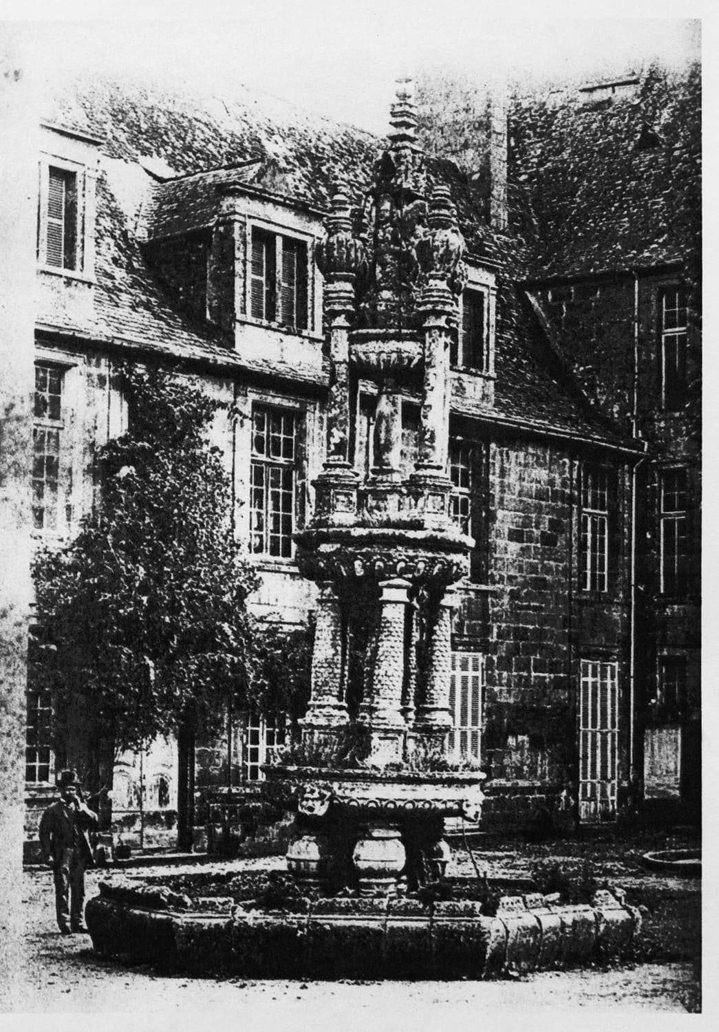 Fig 12 : Château de Sauveboeuf. La fontaine monumentale dans la cour du château vers 1893 (héliogravure publiée dans le Bulletin de la Société historique et archéologique du Périgord, t. XXII [1895], p. 236)