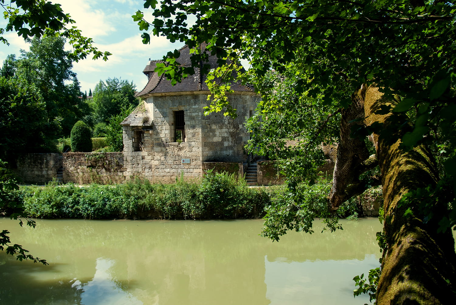 Pavillon des bains du Roi vu de la Baïse © Albret tourisme