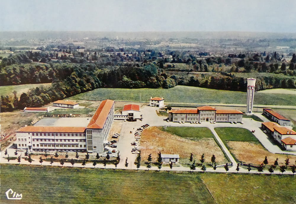 Vue de la partie haute du domaine, réservée aux garçons. Une aile du lycée n'est pas encore construite © Paul Colmar