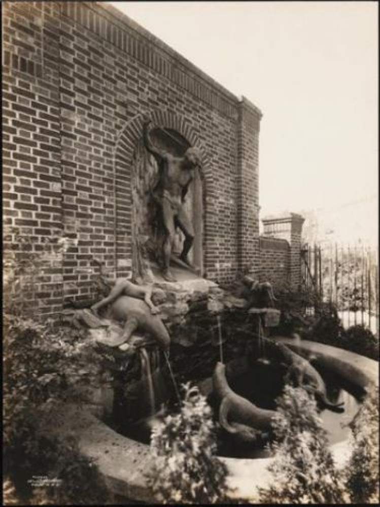Fig. 10. Louis Saint-Lannes, fontaine des Phoques (« Fountain of the Seals »), 1906. Autrefois à New York, Brooklyn, Betsy Head Park (photo Museum of the City of New York, extraite du site « French sculpture census »).