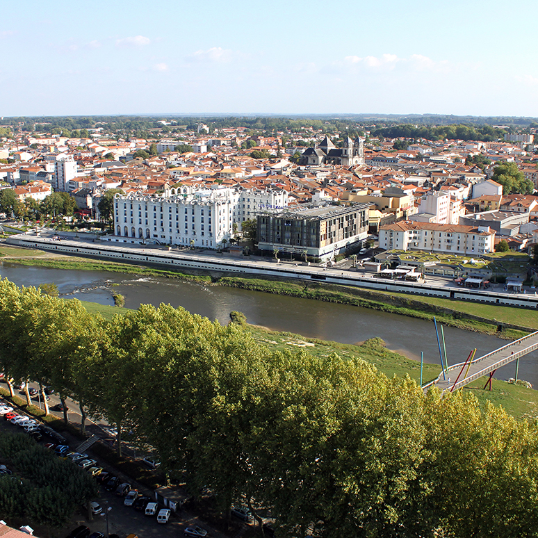 Dax, Vue aérienne depuis le nord ouest © Région Nouvelle-Aquitaine, Ville de Dax, Balloïde photo, 2009