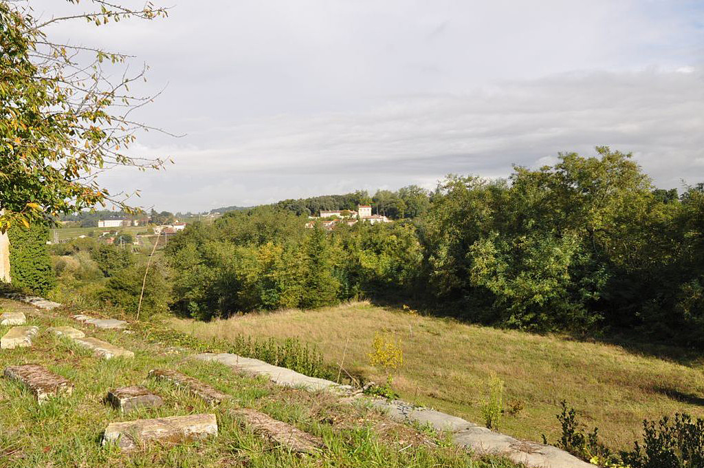 Vestige d'une terrasse au nord du château (photo J. Riberolle)