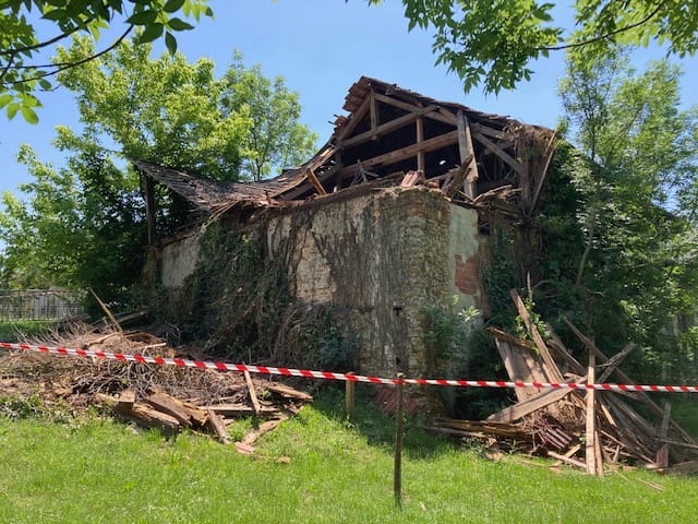 Vue extérieure de la halle à charbon avant restauration. © Commune de Brocas.