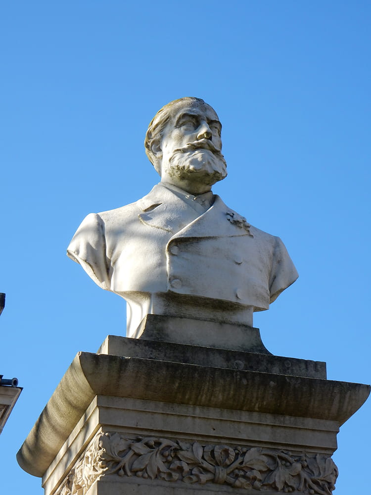 Saint-Maixent-l’Ecole, avenue Gambetta, buste figurant Antonin Proust ©  Région Nouvelle-Aquitaine, Inventaire général du patrimoine culturel, Thierry Allard, 2016